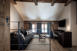 Suite – standard | Oppholdsområde | En 40-tommers Flatskjerm-TV med digitale kanaler samt TV