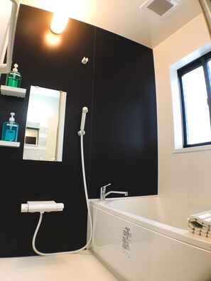 บ้านพัก (1st Floor) | ห้องน้ำ | ฝักบัวในอ่างอาบน้ำ, ของใช้ใน  ห้องน้ำฟรี, ไดร์เป่าผม