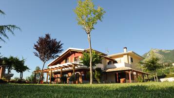 المنشأة من الخارج