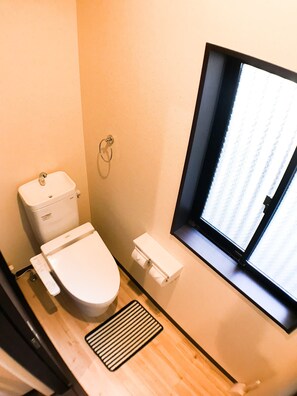 Separat badekar og bruser, gratis toiletartikler, hårtørrer, hjemmesko