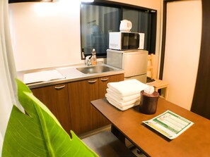 独立别墅 (1st Floor) | 私人简易厨房 | 冰箱、微波炉、炉灶、厨具/餐具