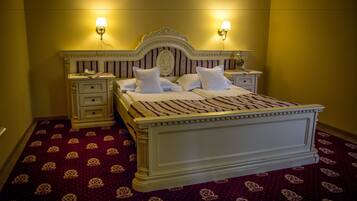 Double Room, Non Smoking | Minibar, in-room safe, individually decorated, individually furnished