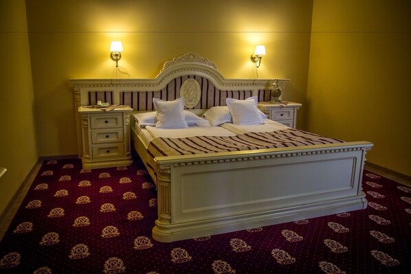 Minibar, caja de seguridad en la habitación y decoración personalizada 