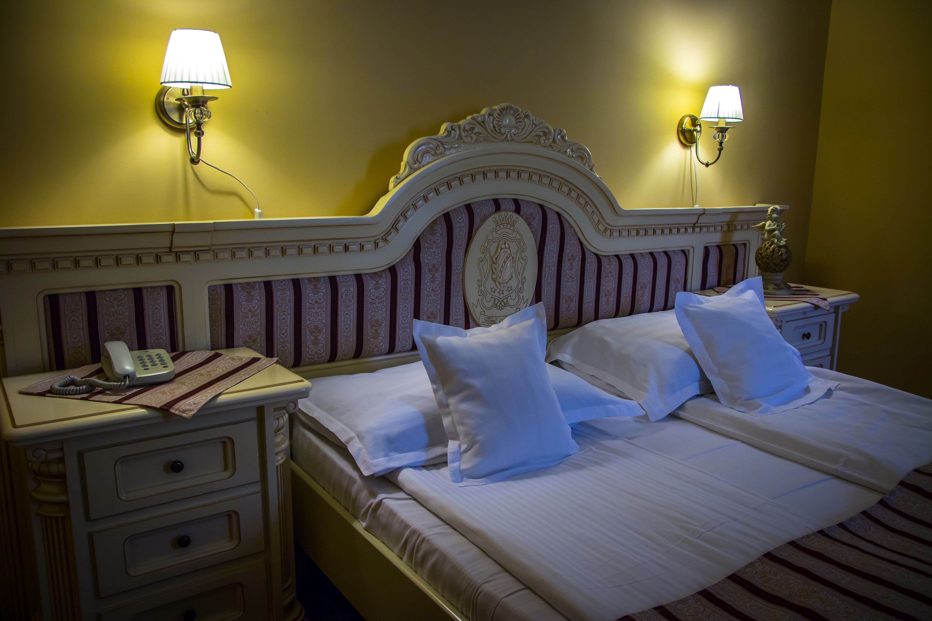 Double Room, Non Smoking | Minibar, in-room safe, individually decorated, individually furnished