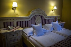 Minibar, caja de seguridad en la habitación y decoración personalizada 