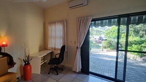 Quarto família, 1 cama de casal e sofá-cama | Frigobar, cofres nos quartos, individualmente decorados, escrivaninha