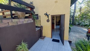 FamilieTwin kamer, 2 eenpersoonsbedden | Een minibar, een kluis op de kamer, individueel gedecoreerd, een bureau