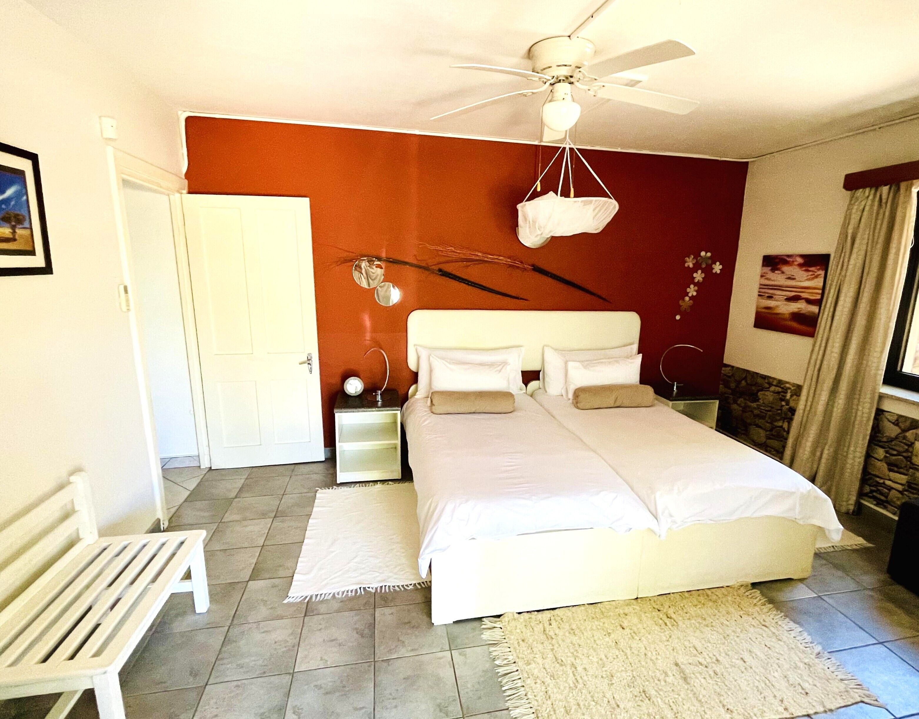 Quarto família, várias camas | Área de estar | TV de tela plana