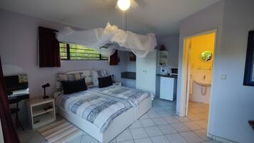 Kamar Double atau Twin Mewah | Minibar, brankas, didekorasi berbeda-beda, dan meja kerja