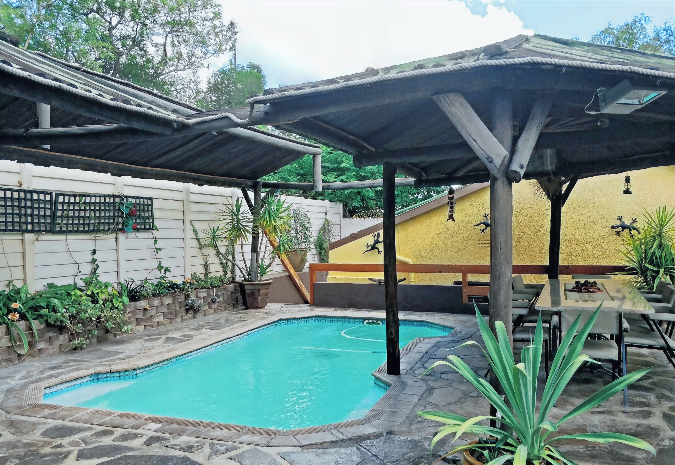 Una piscina al aire libre, tumbonas