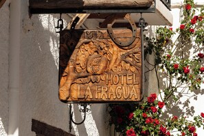 A wooden sign with carved details and the text "HOTEL LA FRAGUA". - Hotel La Fragua I (Trevelez)