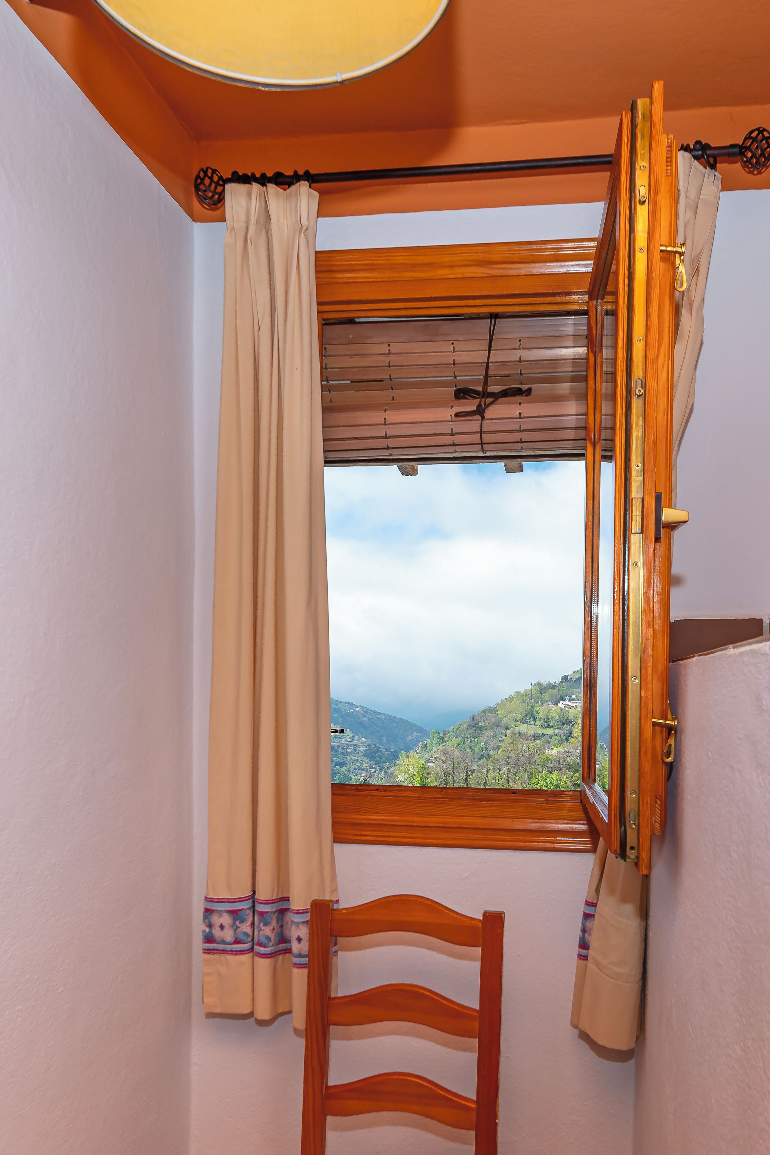 Habitación económica con 2 camas individuales, vistas a la montaña | Vistas desde la habitación