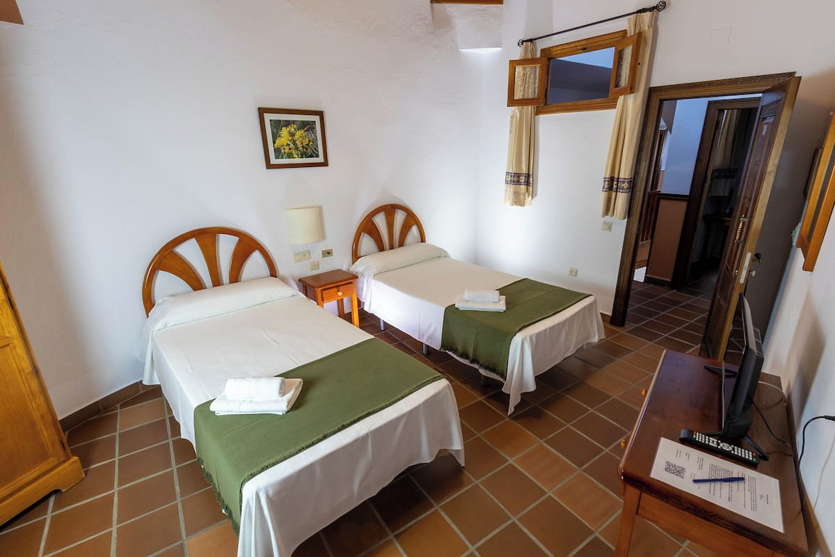 Economy Twin Room (interior) | 1 bedroom, desk, blackout drapes, soundproofing
