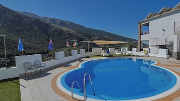 Piscine extérieure (ouverte en saison), parasols de plage