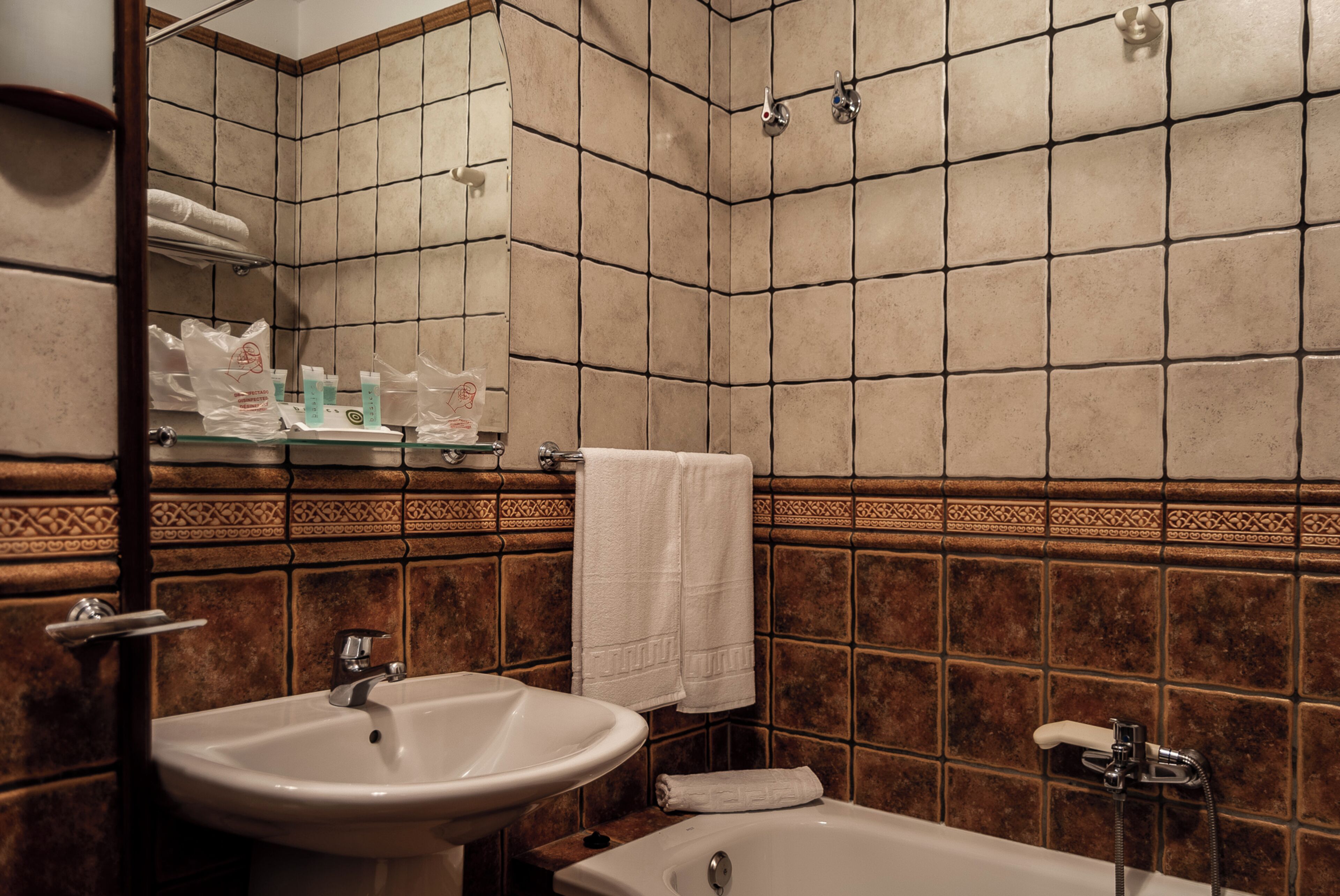 Un baño con dos lavamanos, una bañera y una ducha.