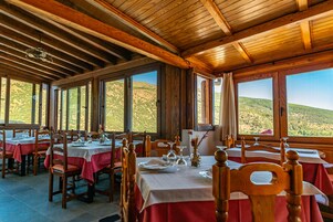 Se sirven cenas y cocina local 