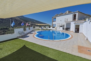 Seasonal outdoor pool, pool umbrellas, sun loungers - Hotel La Fragua II (Trevelez)