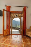 Habitación con 2 camas individuales, vistas a la montaña | Escritorio, cortinas opacas, cunas gratuitas y wifi gratis