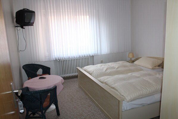 1 bedroom, desk, free WiFi, bed sheets