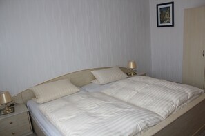 1 bedroom, desk, free WiFi, bed sheets
