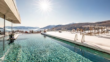 Innenpool, Außenpool, Sonnenschirme, Liegestühle