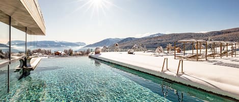 Piscina coperta, piscina all'aperto, ombrelloni da piscina, lettini