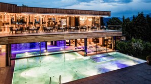 Indoor pool, 2 outdoor pools, pool umbrellas, sun loungers - SONNENBERG | Panorama Dolomites Wellbeing (Rio di Pusteria)