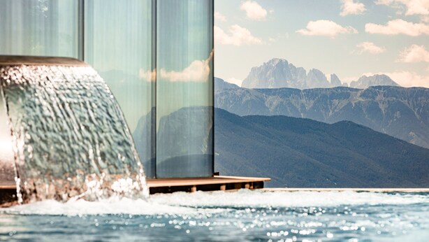Un jacuzzi con vista a la montaña.