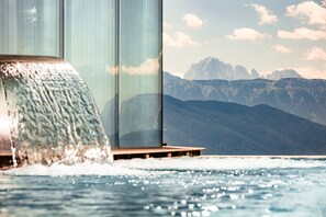A hot tub with a mountain view. - SONNENBERG | Panorama Dolomites Wellbeing (Rio di Pusteria)