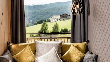 Habitación básica doble, balcón | Ropa de cama hipoalergénica, minibar, caja fuerte y escritorio