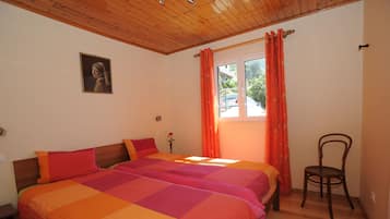 2 dormitorios, caja fuerte, tabla de planchar con plancha