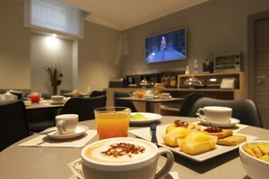 بوفيه فطور يوميًا بتكلفة قدرها (10 EUR للشخص)