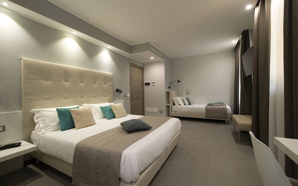 Classic Triple Room | In-room safe, desk, iron/ironing board, free WiFi - Hotel H21 (Milan)