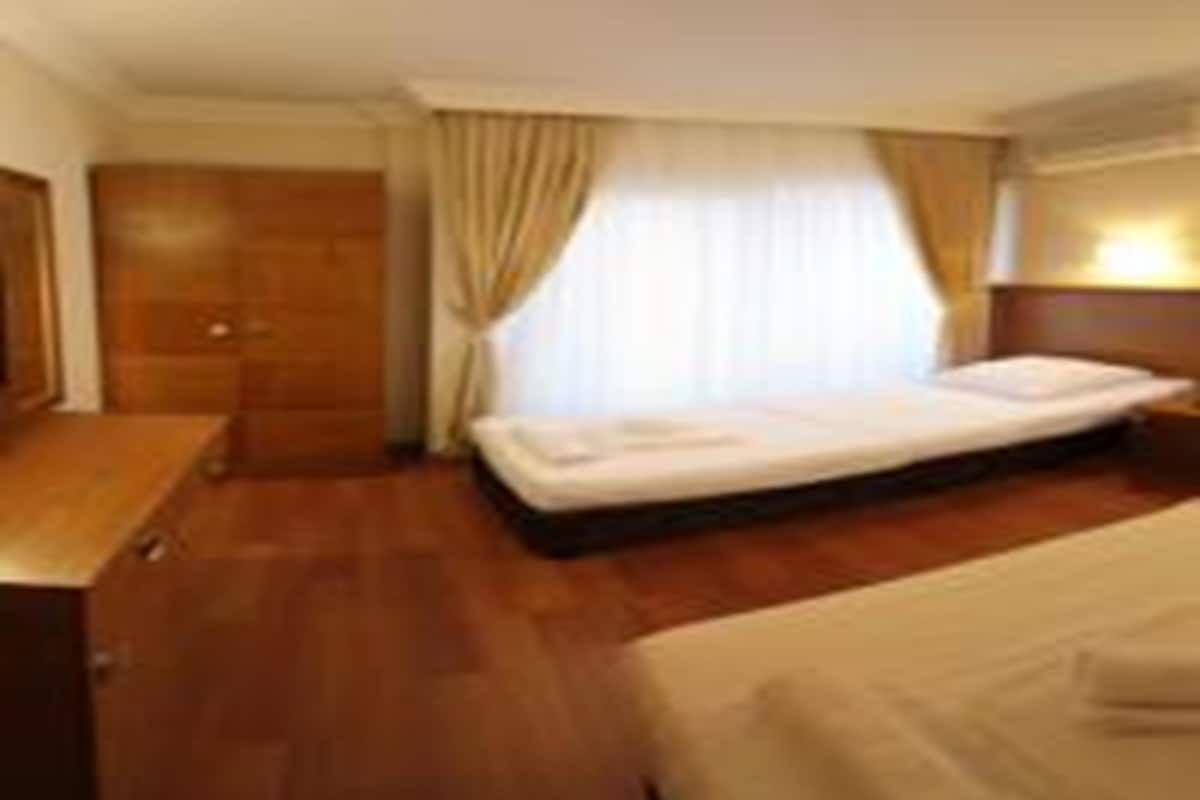 Escritorio y ropa de cama
