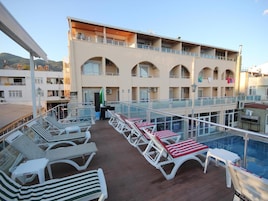 Una piscina al aire libre (de 11:00 a 19:00), tumbonas