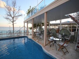 室外游泳池，11:00 至 19:00 开放，日光浴躺椅