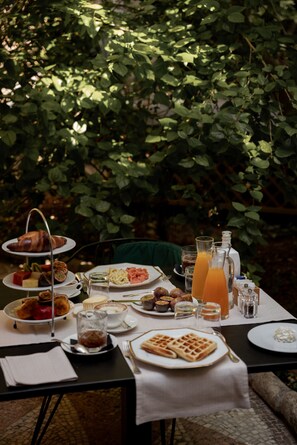 Café da manhã com buffet grátis todos os dias