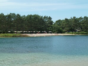 Una spiaggia nelle vicinanze, lettini da mare