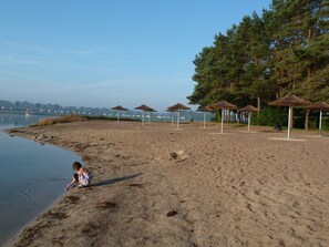 Nära stranden och solstolar