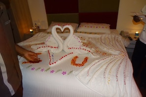 In-room safe, desk, blackout drapes, soundproofing - Kanva Star Resorts (Bengaluru)