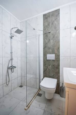 Shower, hair dryer, slippers, towels - Thetis Pansiyon (Datça)