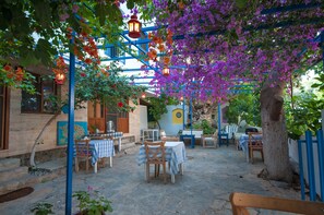 Courtyard - Thetis Pansiyon (Datça)