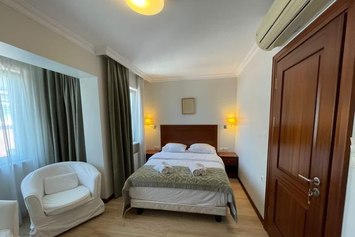 City Room | In-room safe, laptop workspace, blackout curtains, soundproofing