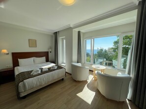 Caja de seguridad en la habitación y espacio para trabajar con laptop