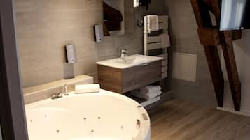 Premium Double Room, 1 Queen Bed, Non Smoking | Bathroom | Shower, hair dryer, towels