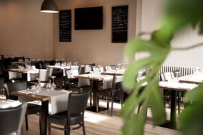 Dinner served - Hotel des voyageurs (Vandieres)