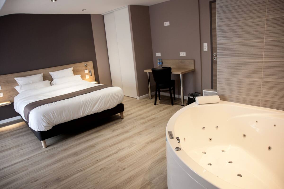 Phòng đôi Premium, 1 giường cỡ queen, không hút thuốc | Bàn, truy cập Internet không dây miễn phí, bộ trải giường 