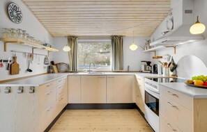 Frigorífico, placa de cocina y cafetera o tetera