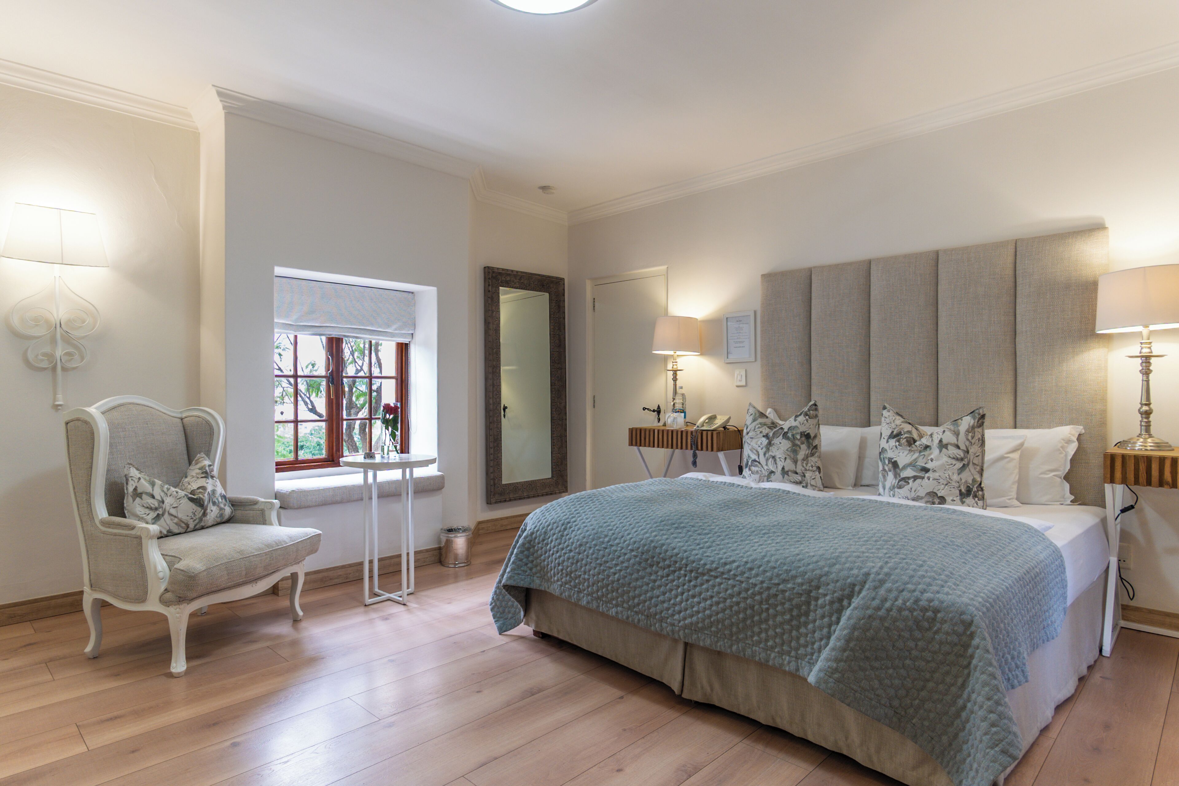 standard twin room (deluxe) | minibar, in-room safe, desk, travel cot