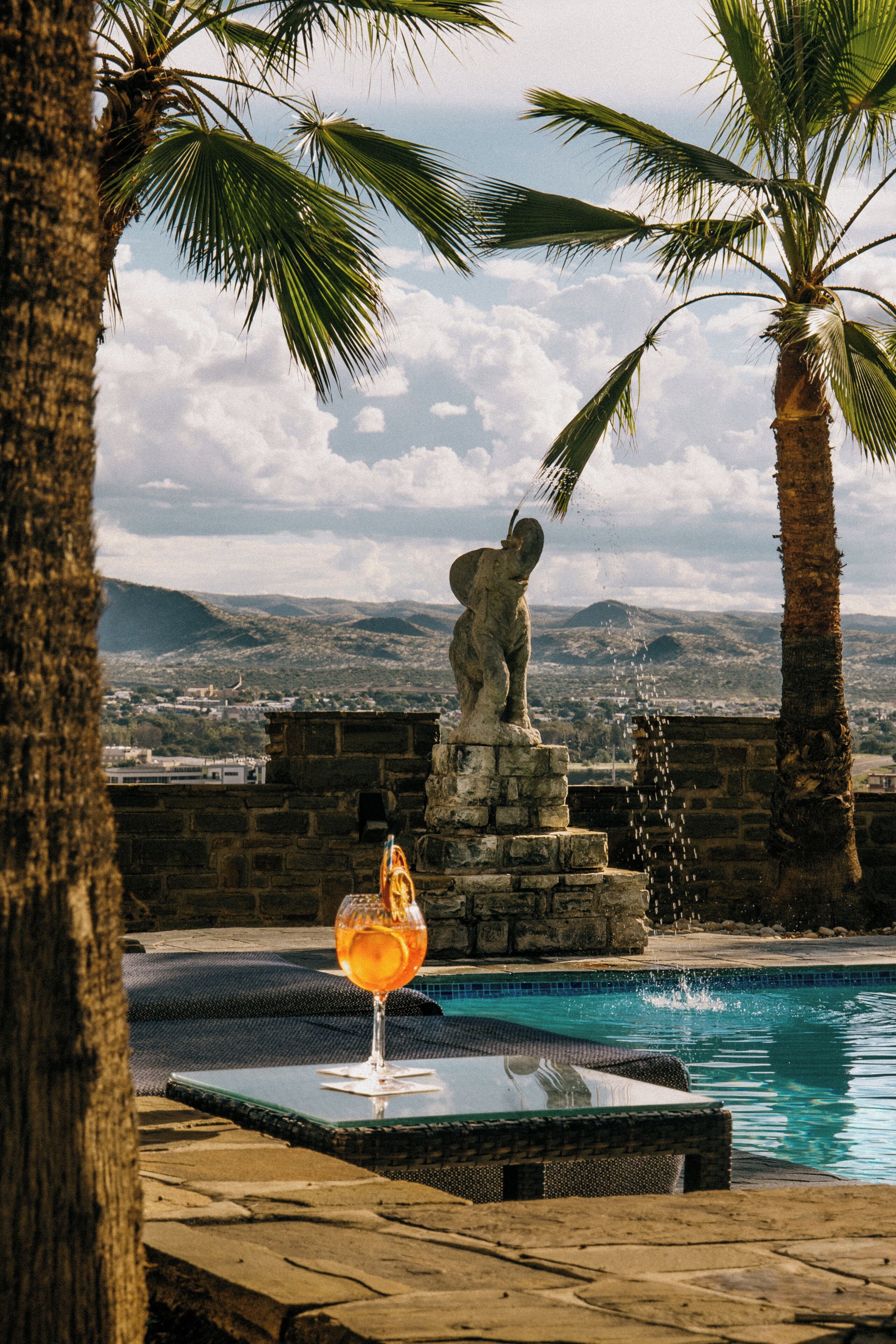 Una piscina al aire libre, sillones reclinables de piscina